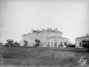 Budynek dworca kolejowego w Łukowie - fotografia ze zbiurów Muzeum Regionalnego w Siedlcach.